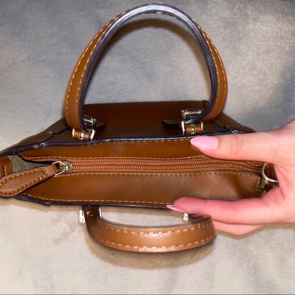 Guess purse - Picture 3 of 10